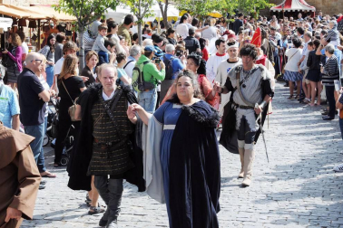 Olite regresó, del 19 al 21 de agosto, a la Edad Media para dar vida a una de las fiestas medievales de más solera de nuestra tierra. Bajo el espectacular marco del castillo se fue sucediendo un programa variado que dio inicio con el pregón, que este año corrió a cargo del profesor y dramaturgo Ignacio Aranguren, Premio Príncipe de Viana de la Cultura.