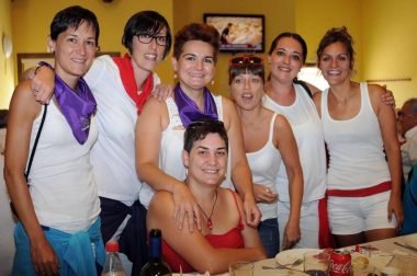 Rada inició sus fiestas el 25 de agosto y, entre los actos programados para esos días, no faltó la comida de peñas en el centro cívico. El buen ambiente y las ganas de pasarlo bien presidieron la cita, ineludible para muchos. Junto a los preceptivos pañuelicos, algunos aderezaron su vestuario con divertidos complementos para añadir todavía más sabor a la fiesta.