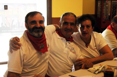 Rada inició sus fiestas el 25 de agosto y, entre los actos programados para esos días, no faltó la comida de peñas en el centro cívico. El buen ambiente y las ganas de pasarlo bien presidieron la cita, ineludible para muchos. Junto a los preceptivos pañuelicos, algunos aderezaron su vestuario con divertidos complementos para añadir todavía más sabor a la fiesta.