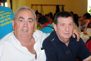Rada inició sus fiestas el 25 de agosto y, entre los actos programados para esos días, no faltó la comida de peñas en el centro cívico. El buen ambiente y las ganas de pasarlo bien presidieron la cita, ineludible para muchos. Junto a los preceptivos pañuelicos, algunos aderezaron su vestuario con divertidos complementos para añadir todavía más sabor a la fiesta.