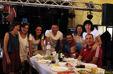 Rada inició sus fiestas el 25 de agosto y, entre los actos programados para esos días, no faltó la comida de peñas en el centro cívico. El buen ambiente y las ganas de pasarlo bien presidieron la cita, ineludible para muchos. Junto a los preceptivos pañuelicos, algunos aderezaron su vestuario con divertidos complementos para añadir todavía más sabor a la fiesta.