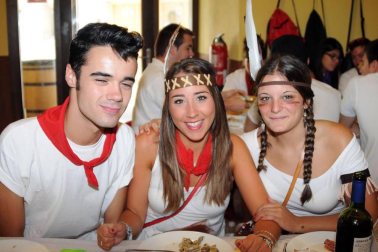 Rada inició sus fiestas el 25 de agosto y, entre los actos programados para esos días, no faltó la comida de peñas en el centro cívico. El buen ambiente y las ganas de pasarlo bien presidieron la cita, ineludible para muchos. Junto a los preceptivos pañuelicos, algunos aderezaron su vestuario con divertidos complementos para añadir todavía más sabor a la fiesta.