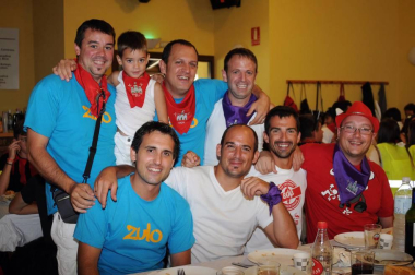 Rada inició sus fiestas el 25 de agosto y, entre los actos programados para esos días, no faltó la comida de peñas en el centro cívico. El buen ambiente y las ganas de pasarlo bien presidieron la cita, ineludible para muchos. Junto a los preceptivos pañuelicos, algunos aderezaron su vestuario con divertidos complementos para añadir todavía más sabor a la fiesta.