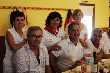 Rada inició sus fiestas el 25 de agosto y, entre los actos programados para esos días, no faltó la comida de peñas en el centro cívico. El buen ambiente y las ganas de pasarlo bien presidieron la cita, ineludible para muchos. Junto a los preceptivos pañuelicos, algunos aderezaron su vestuario con divertidos complementos para añadir todavía más sabor a la fiesta.