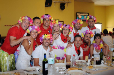 Rada inició sus fiestas el 25 de agosto y, entre los actos programados para esos días, no faltó la comida de peñas en el centro cívico. El buen ambiente y las ganas de pasarlo bien presidieron la cita, ineludible para muchos. Junto a los preceptivos pañuelicos, algunos aderezaron su vestuario con divertidos complementos para añadir todavía más sabor a la fiesta.