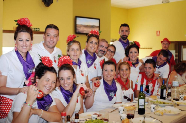 Rada inició sus fiestas el 25 de agosto y, entre los actos programados para esos días, no faltó la comida de peñas en el centro cívico. El buen ambiente y las ganas de pasarlo bien presidieron la cita, ineludible para muchos. Junto a los preceptivos pañuelicos, algunos aderezaron su vestuario con divertidos complementos para añadir todavía más sabor a la fiesta.