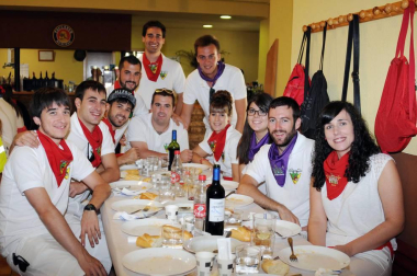 Rada inició sus fiestas el 25 de agosto y, entre los actos programados para esos días, no faltó la comida de peñas en el centro cívico. El buen ambiente y las ganas de pasarlo bien presidieron la cita, ineludible para muchos. Junto a los preceptivos pañuelicos, algunos aderezaron su vestuario con divertidos complementos para añadir todavía más sabor a la fiesta.