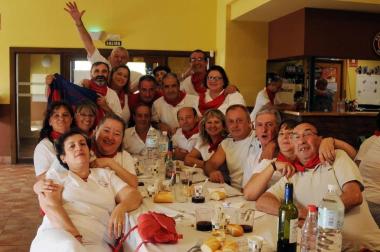 Rada inició sus fiestas el 25 de agosto y, entre los actos programados para esos días, no faltó la comida de peñas en el centro cívico. El buen ambiente y las ganas de pasarlo bien presidieron la cita, ineludible para muchos. Junto a los preceptivos pañuelicos, algunos aderezaron su vestuario con divertidos complementos para añadir todavía más sabor a la fiesta.