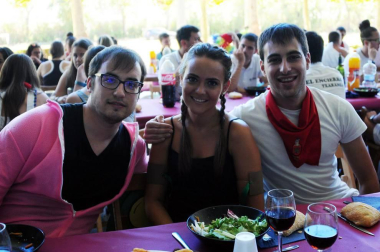 La juventud de Mélida disfrutó de una animada comida el Día de las Peñas, que se celebró en el frontón de la localidad y sus alrededores el lunes 22 de agosto. Muchas de las cuadrillas se animaron a acudir disfrazadas, dando color y ambiente a la jornada festiva.
