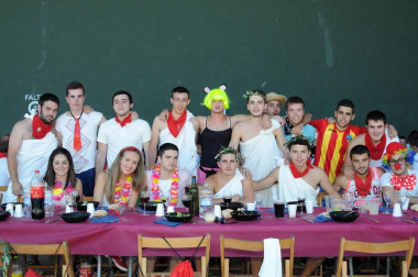 La juventud de Mélida disfrutó de una animada comida el Día de las Peñas, que se celebró en el frontón de la localidad y sus alrededores el lunes 22 de agosto. Muchas de las cuadrillas se animaron a acudir disfrazadas, dando color y ambiente a la jornada festiva.