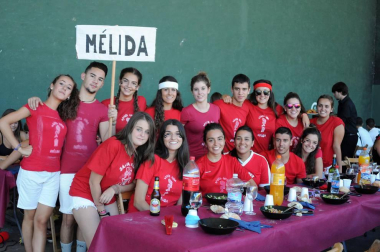 La juventud de Mélida disfrutó de una animada comida el Día de las Peñas, que se celebró en el frontón de la localidad y sus alrededores el lunes 22 de agosto. Muchas de las cuadrillas se animaron a acudir disfrazadas, dando color y ambiente a la jornada festiva.