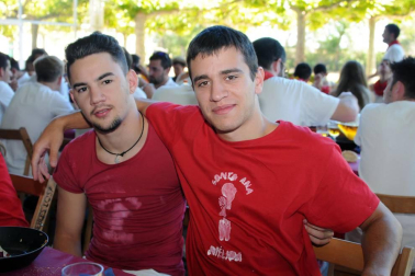 La juventud de Mélida disfrutó de una animada comida el Día de las Peñas, que se celebró en el frontón de la localidad y sus alrededores el lunes 22 de agosto. Muchas de las cuadrillas se animaron a acudir disfrazadas, dando color y ambiente a la jornada festiva.