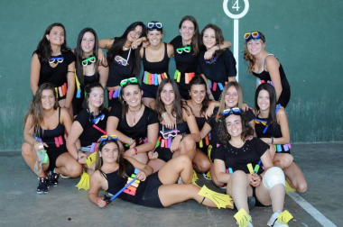 La juventud de Mélida disfrutó de una animada comida el Día de las Peñas, que se celebró en el frontón de la localidad y sus alrededores el lunes 22 de agosto. Muchas de las cuadrillas se animaron a acudir disfrazadas, dando color y ambiente a la jornada festiva.