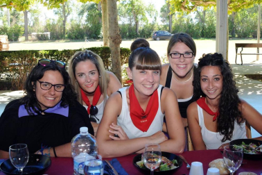 La juventud de Mélida disfrutó de una animada comida el Día de las Peñas, que se celebró en el frontón de la localidad y sus alrededores el lunes 22 de agosto. Muchas de las cuadrillas se animaron a acudir disfrazadas, dando color y ambiente a la jornada festiva.