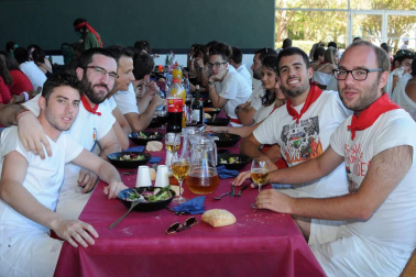 La juventud de Mélida disfrutó de una animada comida el Día de las Peñas, que se celebró en el frontón de la localidad y sus alrededores el lunes 22 de agosto. Muchas de las cuadrillas se animaron a acudir disfrazadas, dando color y ambiente a la jornada festiva.