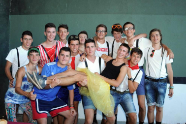 La juventud de Mélida disfrutó de una animada comida el Día de las Peñas, que se celebró en el frontón de la localidad y sus alrededores el lunes 22 de agosto. Muchas de las cuadrillas se animaron a acudir disfrazadas, dando color y ambiente a la jornada festiva.