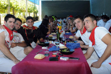La juventud de Mélida disfrutó de una animada comida el Día de las Peñas, que se celebró en el frontón de la localidad y sus alrededores el lunes 22 de agosto. Muchas de las cuadrillas se animaron a acudir disfrazadas, dando color y ambiente a la jornada festiva.
