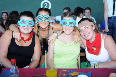 La juventud de Mélida disfrutó de una animada comida el Día de las Peñas, que se celebró en el frontón de la localidad y sus alrededores el lunes 22 de agosto. Muchas de las cuadrillas se animaron a acudir disfrazadas, dando color y ambiente a la jornada festiva.