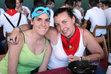 La juventud de Mélida disfrutó de una animada comida el Día de las Peñas, que se celebró en el frontón de la localidad y sus alrededores el lunes 22 de agosto. Muchas de las cuadrillas se animaron a acudir disfrazadas, dando color y ambiente a la jornada festiva.