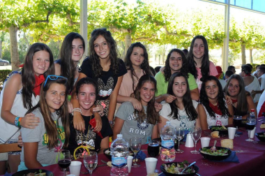 La juventud de Mélida disfrutó de una animada comida el Día de las Peñas, que se celebró en el frontón de la localidad y sus alrededores el lunes 22 de agosto. Muchas de las cuadrillas se animaron a acudir disfrazadas, dando color y ambiente a la jornada festiva.
