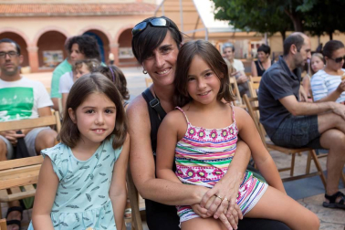 El XV Festival del Circo de Navarra llegó el 25 de agosto a la localidad de Huarte con triple sesión: el grupo Tresperté presentó 'Aquí sobra uno' en la plaza de San Juan y dio paso después a UP Arte, que escenificó la obra 'Todo encaja'. Por su parte, el patio de las escuelas también sirvió de escenario, en este caso para Manolo Alcántara con 'Rudo'.