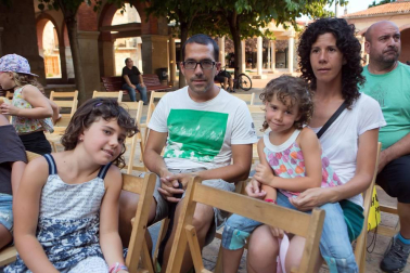 El XV Festival del Circo de Navarra llegó el 25 de agosto a la localidad de Huarte con triple sesión: el grupo Tresperté presentó 'Aquí sobra uno' en la plaza de San Juan y dio paso después a UP Arte, que escenificó la obra 'Todo encaja'. Por su parte, el patio de las escuelas también sirvió de escenario, en este caso para Manolo Alcántara con 'Rudo'.