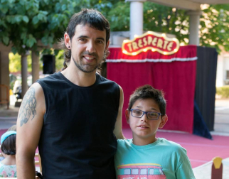 El XV Festival del Circo de Navarra llegó el 25 de agosto a la localidad de Huarte con triple sesión: el grupo Tresperté presentó 'Aquí sobra uno' en la plaza de San Juan y dio paso después a UP Arte, que escenificó la obra 'Todo encaja'. Por su parte, el patio de las escuelas también sirvió de escenario, en este caso para Manolo Alcántara con 'Rudo'.