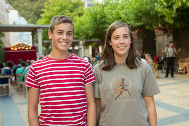 El XV Festival del Circo de Navarra llegó el 25 de agosto a la localidad de Huarte con triple sesión: el grupo Tresperté presentó 'Aquí sobra uno' en la plaza de San Juan y dio paso después a UP Arte, que escenificó la obra 'Todo encaja'. Por su parte, el patio de las escuelas también sirvió de escenario, en este caso para Manolo Alcántara con 'Rudo'.