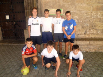 La tarde noche del viernes 26 de agosto, la plaza de Los Fueros de Lumbier se convirtió en una pista de fútbol 3x3 donde se encontraron futbolistas de todas las edades en un torneo de verano que resultó un éxito tanto de participación como de público.