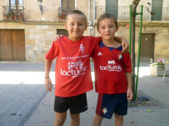 La tarde noche del viernes 26 de agosto, la plaza de Los Fueros de Lumbier se convirtió en una pista de fútbol 3x3 donde se encontraron futbolistas de todas las edades en un torneo de verano que resultó un éxito tanto de participación como de público.