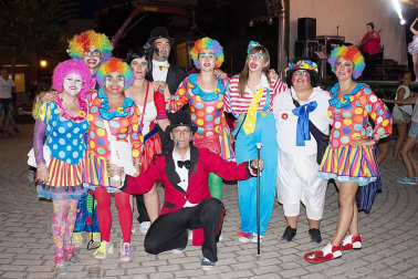 Del 24 al 28 de agosto, Allo acogió una nueva edición de sus fiestas patronales. Los quintos del 70 protagonizaron los actos de sábado, con imposición de pañuelos en el Ayuntamiento y comida y cena de hermandad. Durante el día también se festejaron otros originales y divertidos actos, como la XVII Concentración de calvos en el Hoyo de la Fuente, donde se procedió a bautizar a los nuevos miembros. Una jornada que evidenció el carácter animado y divertido de los vecinos de Allo.