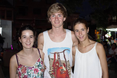 Del 24 al 28 de agosto, Allo acogió una nueva edición de sus fiestas patronales. Los quintos del 70 protagonizaron los actos de sábado, con imposición de pañuelos en el Ayuntamiento y comida y cena de hermandad. Durante el día también se festejaron otros originales y divertidos actos, como la XVII Concentración de calvos en el Hoyo de la Fuente, donde se procedió a bautizar a los nuevos miembros. Una jornada que evidenció el carácter animado y divertido de los vecinos de Allo.