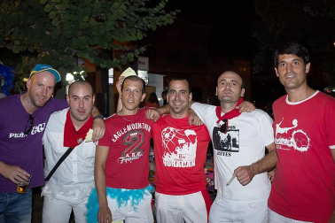 Del 24 al 28 de agosto, Allo acogió una nueva edición de sus fiestas patronales. Los quintos del 70 protagonizaron los actos de sábado, con imposición de pañuelos en el Ayuntamiento y comida y cena de hermandad. Durante el día también se festejaron otros originales y divertidos actos, como la XVII Concentración de calvos en el Hoyo de la Fuente, donde se procedió a bautizar a los nuevos miembros. Una jornada que evidenció el carácter animado y divertido de los vecinos de Allo.