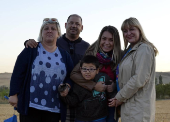 Tuvieron que madrugar la mañana del 24 de agosto, pero a los niños y familiares pertenecientes a ANA (Asociación Navarra de Autismo) no les importó demasiado. A cambio de las horas de sueño, pudieron disfrutar de una aventura fantástica que, a bordo de un globo, les llevó a sobrevolar Pamplona y su Comarca en una experiencia que resultó inolvidable. Así de felices se mostraban instantes antes de iniciar el vuelo.