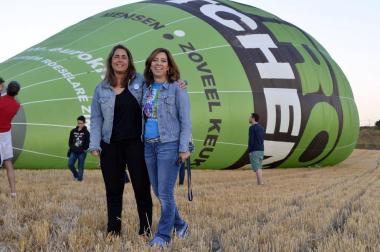 Tuvieron que madrugar la mañana del 24 de agosto, pero a los niños y familiares pertenecientes a ANA (Asociación Navarra de Autismo) no les importó demasiado. A cambio de las horas de sueño, pudieron disfrutar de una aventura fantástica que, a bordo de un globo, les llevó a sobrevolar Pamplona y su Comarca en una experiencia que resultó inolvidable. Así de felices se mostraban instantes antes de iniciar el vuelo.