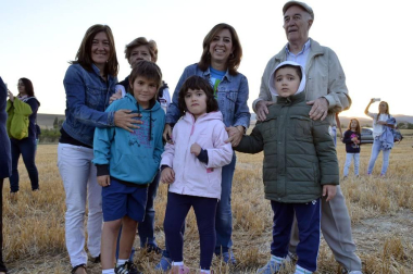 Tuvieron que madrugar la mañana del 24 de agosto, pero a los niños y familiares pertenecientes a ANA (Asociación Navarra de Autismo) no les importó demasiado. A cambio de las horas de sueño, pudieron disfrutar de una aventura fantástica que, a bordo de un globo, les llevó a sobrevolar Pamplona y su Comarca en una experiencia que resultó inolvidable. Así de felices se mostraban instantes antes de iniciar el vuelo.