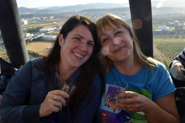 Tuvieron que madrugar la mañana del 24 de agosto, pero a los niños y familiares pertenecientes a ANA (Asociación Navarra de Autismo) no les importó demasiado. A cambio de las horas de sueño, pudieron disfrutar de una aventura fantástica que, a bordo de un globo, les llevó a sobrevolar Pamplona y su Comarca en una experiencia que resultó inolvidable. Así de felices se mostraban instantes antes de iniciar el vuelo.