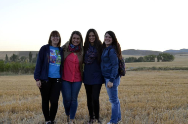 Tuvieron que madrugar la mañana del 24 de agosto, pero a los niños y familiares pertenecientes a ANA (Asociación Navarra de Autismo) no les importó demasiado. A cambio de las horas de sueño, pudieron disfrutar de una aventura fantástica que, a bordo de un globo, les llevó a sobrevolar Pamplona y su Comarca en una experiencia que resultó inolvidable. Así de felices se mostraban instantes antes de iniciar el vuelo.