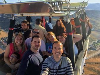 Tuvieron que madrugar la mañana del 24 de agosto, pero a los niños y familiares pertenecientes a ANA (Asociación Navarra de Autismo) no les importó demasiado. A cambio de las horas de sueño, pudieron disfrutar de una aventura fantástica que, a bordo de un globo, les llevó a sobrevolar Pamplona y su Comarca en una experiencia que resultó inolvidable. Así de felices se mostraban instantes antes de iniciar el vuelo.