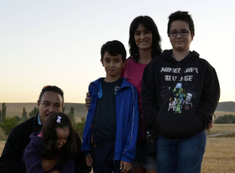 Tuvieron que madrugar la mañana del 24 de agosto, pero a los niños y familiares pertenecientes a ANA (Asociación Navarra de Autismo) no les importó demasiado. A cambio de las horas de sueño, pudieron disfrutar de una aventura fantástica que, a bordo de un globo, les llevó a sobrevolar Pamplona y su Comarca en una experiencia que resultó inolvidable. Así de felices se mostraban instantes antes de iniciar el vuelo.