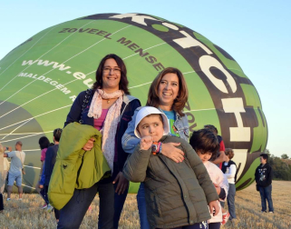 Tuvieron que madrugar la mañana del 24 de agosto, pero a los niños y familiares pertenecientes a ANA (Asociación Navarra de Autismo) no les importó demasiado. A cambio de las horas de sueño, pudieron disfrutar de una aventura fantástica que, a bordo de un globo, les llevó a sobrevolar Pamplona y su Comarca en una experiencia que resultó inolvidable. Así de felices se mostraban instantes antes de iniciar el vuelo.