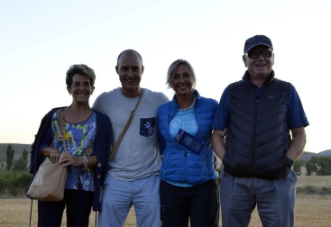 Tuvieron que madrugar la mañana del 24 de agosto, pero a los niños y familiares pertenecientes a ANA (Asociación Navarra de Autismo) no les importó demasiado. A cambio de las horas de sueño, pudieron disfrutar de una aventura fantástica que, a bordo de un globo, les llevó a sobrevolar Pamplona y su Comarca en una experiencia que resultó inolvidable. Así de felices se mostraban instantes antes de iniciar el vuelo.