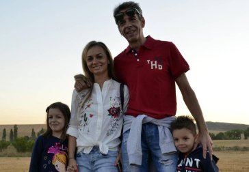 Tuvieron que madrugar la mañana del 24 de agosto, pero a los niños y familiares pertenecientes a ANA (Asociación Navarra de Autismo) no les importó demasiado. A cambio de las horas de sueño, pudieron disfrutar de una aventura fantástica que, a bordo de un globo, les llevó a sobrevolar Pamplona y su Comarca en una experiencia que resultó inolvidable. Así de felices se mostraban instantes antes de iniciar el vuelo.