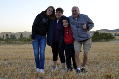 Tuvieron que madrugar la mañana del 24 de agosto, pero a los niños y familiares pertenecientes a ANA (Asociación Navarra de Autismo) no les importó demasiado. A cambio de las horas de sueño, pudieron disfrutar de una aventura fantástica que, a bordo de un globo, les llevó a sobrevolar Pamplona y su Comarca en una experiencia que resultó inolvidable. Así de felices se mostraban instantes antes de iniciar el vuelo.