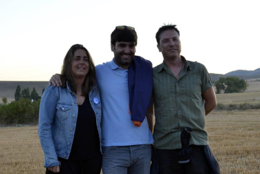 Tuvieron que madrugar la mañana del 24 de agosto, pero a los niños y familiares pertenecientes a ANA (Asociación Navarra de Autismo) no les importó demasiado. A cambio de las horas de sueño, pudieron disfrutar de una aventura fantástica que, a bordo de un globo, les llevó a sobrevolar Pamplona y su Comarca en una experiencia que resultó inolvidable. Así de felices se mostraban instantes antes de iniciar el vuelo.