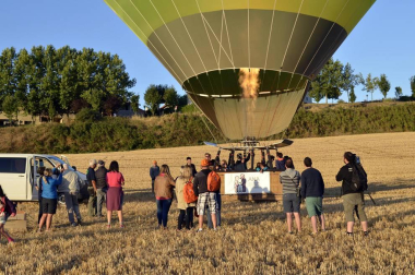 Tuvieron que madrugar la mañana del 24 de agosto, pero a los niños y familiares pertenecientes a ANA (Asociación Navarra de Autismo) no les importó demasiado. A cambio de las horas de sueño, pudieron disfrutar de una aventura fantástica que, a bordo de un globo, les llevó a sobrevolar Pamplona y su Comarca en una experiencia que resultó inolvidable. Así de felices se mostraban instantes antes de iniciar el vuelo.