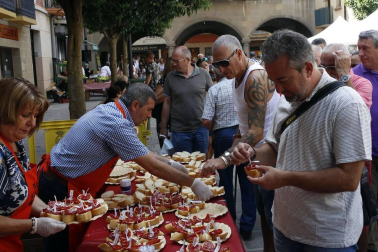 Las pochas invadieron la calle Mayor en el V Elogio a la Pocha de Sangüesa
