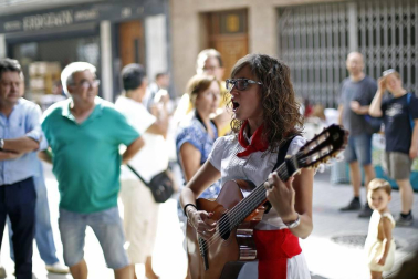 Las pochas invadieron la calle Mayor en el V Elogio a la Pocha de Sangüesa