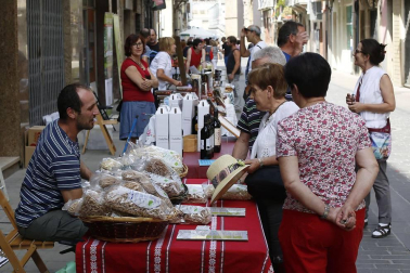 Las pochas invadieron la calle Mayor en el V Elogio a la Pocha de Sangüesa