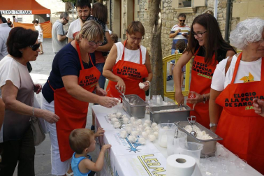 Las pochas invadieron la calle Mayor en el V Elogio a la Pocha de Sangüesa